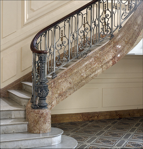 Vue de détail du départ de l'escalier.