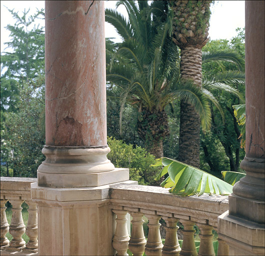 Vue de détail de l'intérieur du porche de la façade sud.