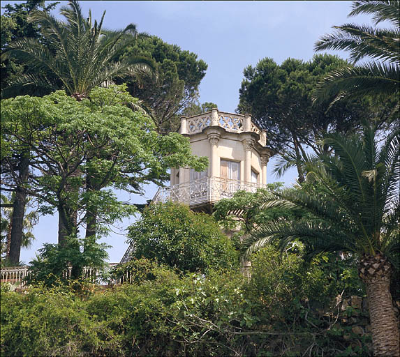 Tour du château d'eau-belvédère. Vue d'ensemble prise du sud.