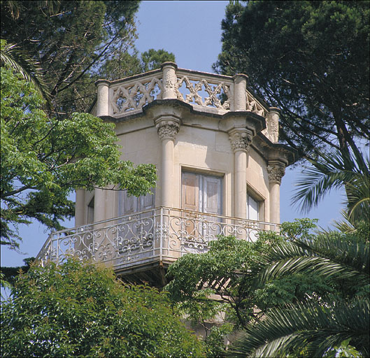 Tour du château d'eau-belvédère. Vue rapprochée du belvédère prise du sud.