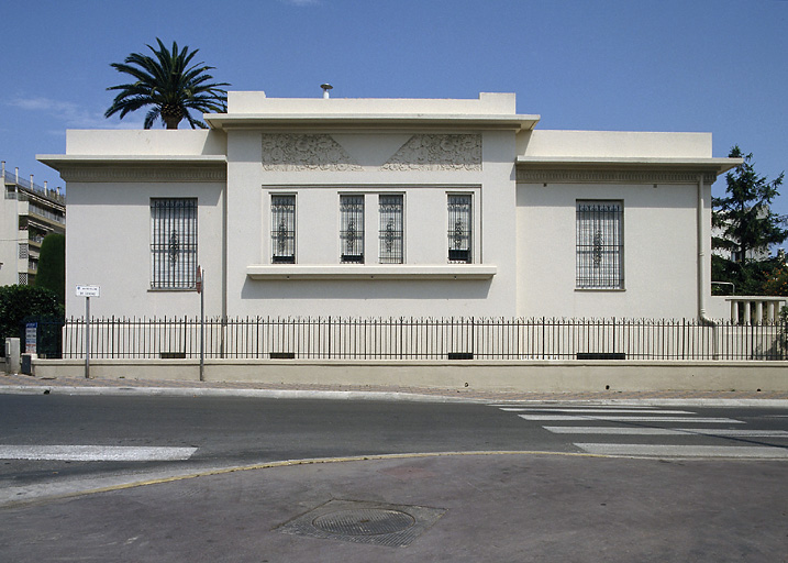 Vue d'ensemble de la façade sur rue