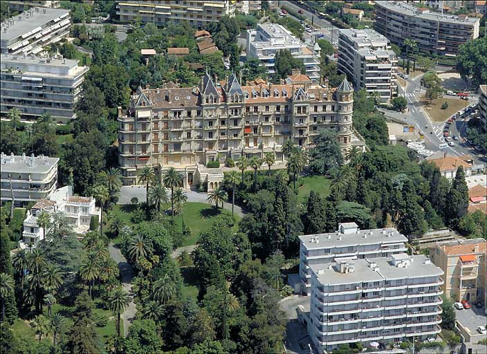 Vue aérienne : façade sud.