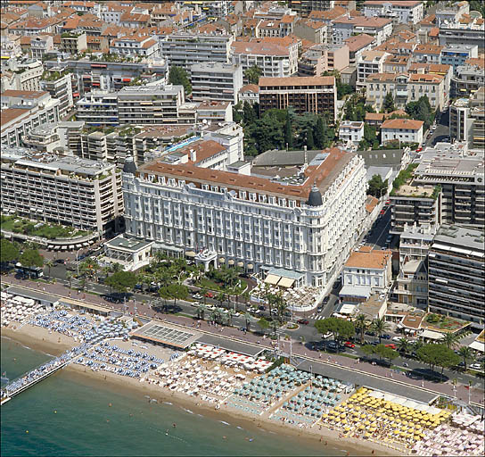 Vue aérienne prise du sud.