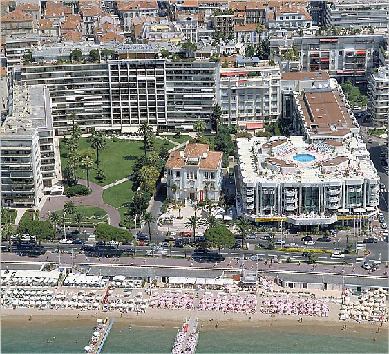 L'Hôtel Noga-Hilton. Vue aérienne prise du sud.