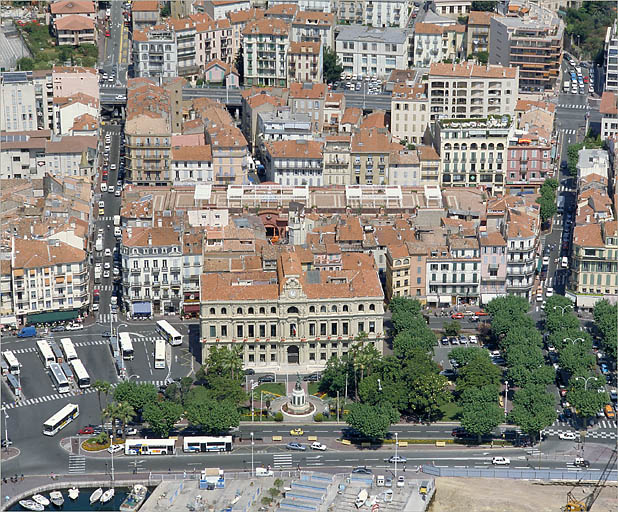 Vue aérienne rapprochée prise du sud.