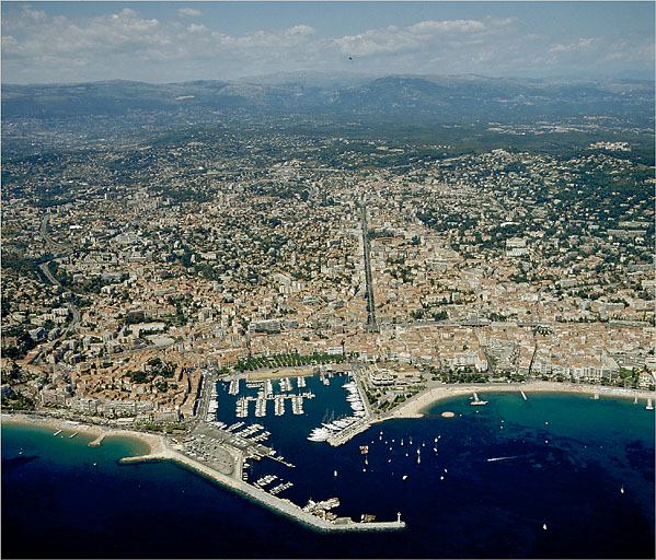 Vue aérienne d'ensemble prise du sud.