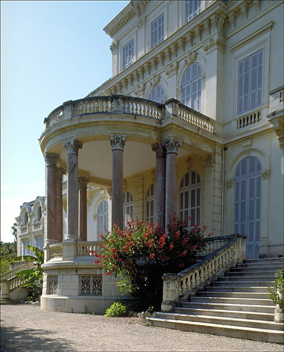 Vue rapprochée du porche de la façade sud.