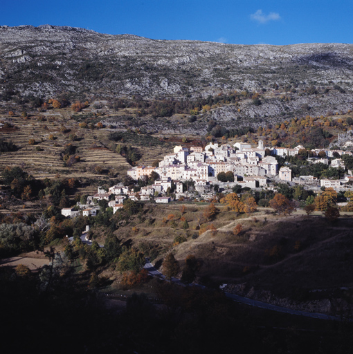 Le village et le territoire communal. ; Vue de situation, depuis le sud.