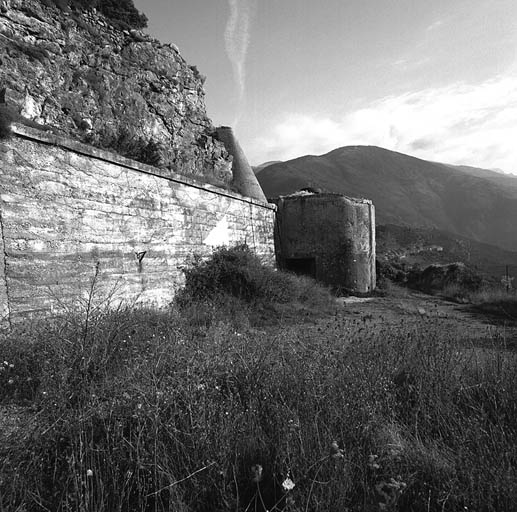 Bloc 5 (casemate Valdeblore). Flanc droit et escarpe du front sud-est.