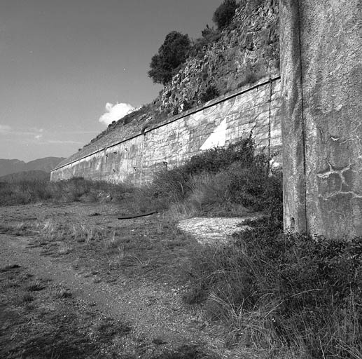 Front sud-est de l'escarpement pris depuis le bloc 5.