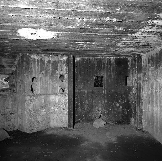 Casemate de la Petite Têtière (Valdeblore). Vue intérieure. A gauche, créneau FM central. A droite, créneau de mitrailleuse sous niche blindée.