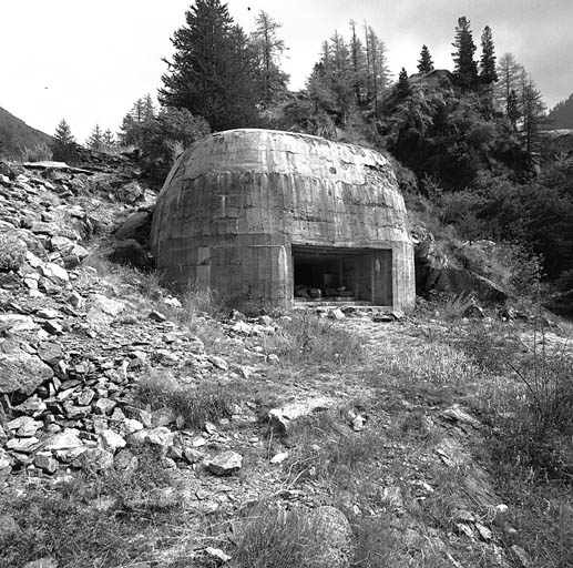 Ouvrage du Val de Castiglione. Casemate de mitrailleuse de droite vue de l'avant.