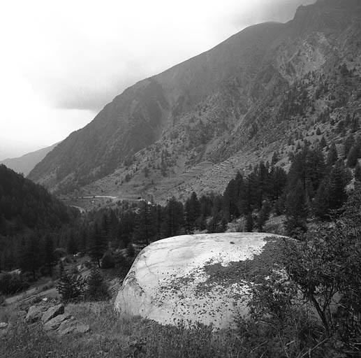 Ouvrage du Val de Castiglione. Vue de situation prise du haut d'un bloc vers l'ouest, en direction d'Isola. En haut et à droite, Tête de la Colle Haute et de Lansfer.