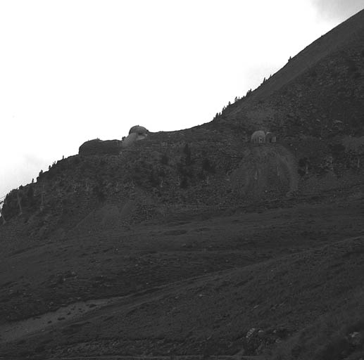 Ouvrages du col de la Lombarde. Ensemble de l'ouvrage 197 vu sur le flanc est. De gauche à droite, le bloc actif, le bloc observatoire et l'entrée.