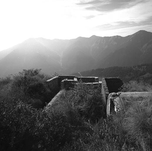 Contrepente sud-ouest. Emplacements de combat extérieurs. Au premier plan, à droite, abri de temps de paix de la garnison.