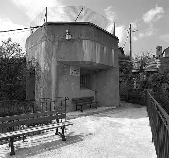 Casemate de Venanson. Vue arrière droite. A gauche, entrée de l'ouvrage. A droite, créneau de F.M.