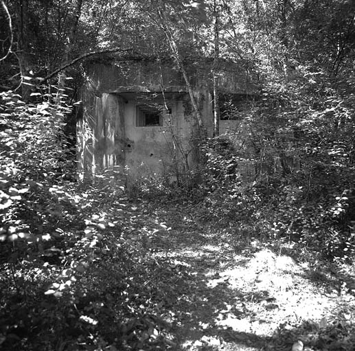 Casemate du Suquet. Vue prise de l'avant. A gauche, créneau du canon antichar. A droite, créneau de la mitrailleuse.