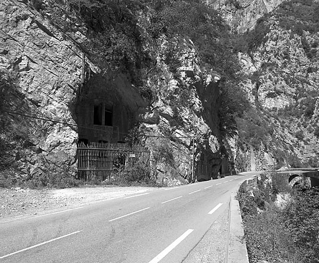 Vue d'enfilade de la gorge et, à gauche, de l'ouvrage prise du sud. Au fond, pont de la Vésubie.