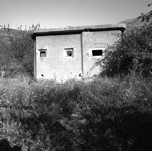 Casemate d'instruction. Façade. A droite trémie JM n° 1. A gauche, créneaux FM.