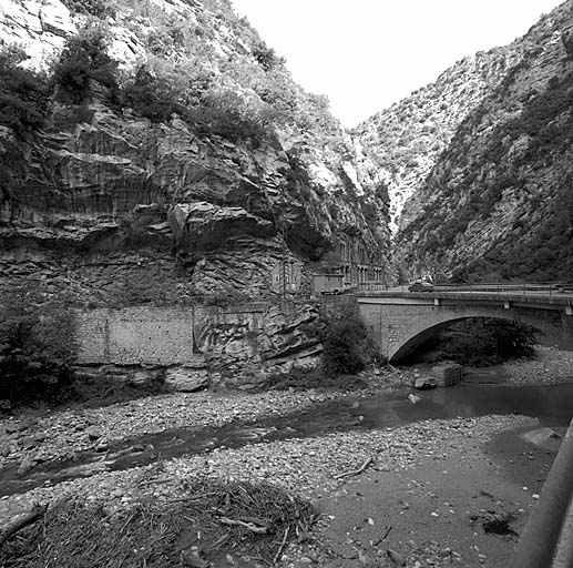 Partie ouest de l'ouvrage, lit et pont de la Tinée. Vue prise de l'aval en direction du nord.