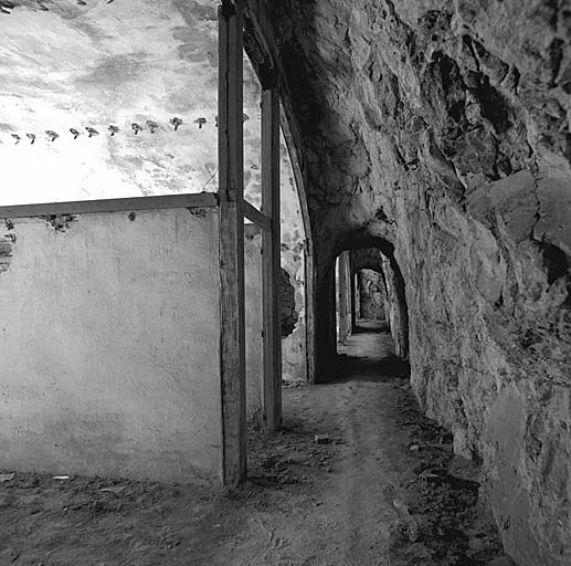 Couloir de fond des casemates-logements au premier étage.