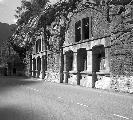 Chiuse de Bauma Negra. Partie ouest, vue rapprochée des façades des casemates logements.