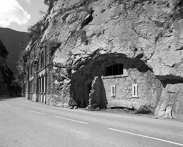 Partie ouest. Extrémité nord de l'ouvrage. A droite façade du corps de garde 7 et voûte du passage du pont roulant. Au second plan, façades des casemates logements.