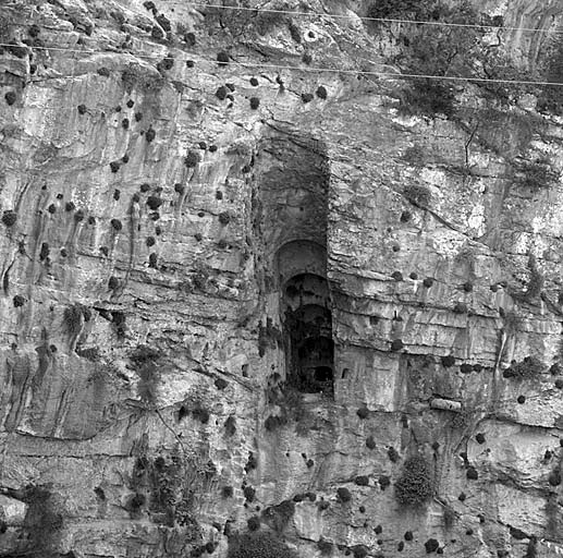 Partie est. Vue extérieure de l'embrasure de la casemate VII. A droite, prise d'air du ventilateur.