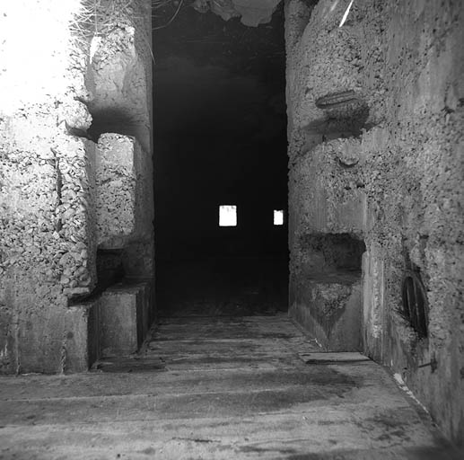 Casemate de la Petite Têtière (Valdeblore). Détail de l'entrée, avec les réservations pour le scellement du cadre de la porte blindée.