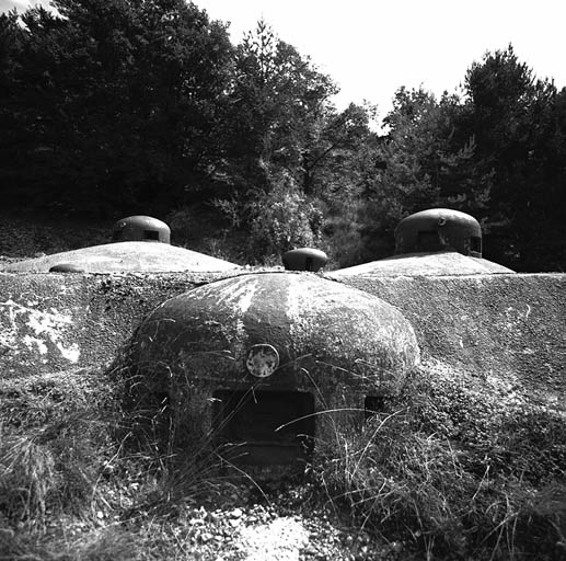 Bloc 3. Dessus. Au premier plan, cloche JM 3. Derrière, au centre, cloche de prise d'air encadrée à droite par la cloche GFM 1 et, à gauche, la cloche GFM 2.