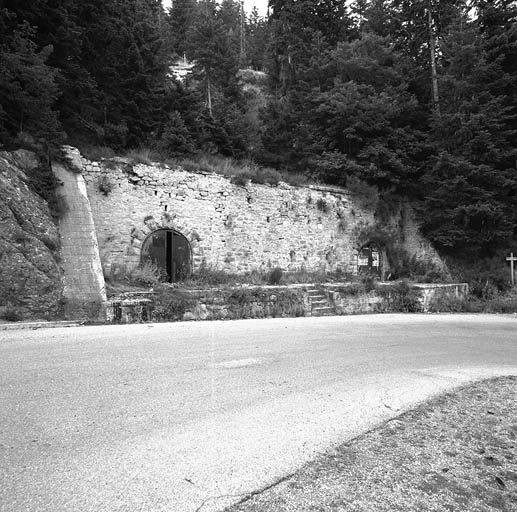 Col de Turini. Magasin-caverne à munitions.