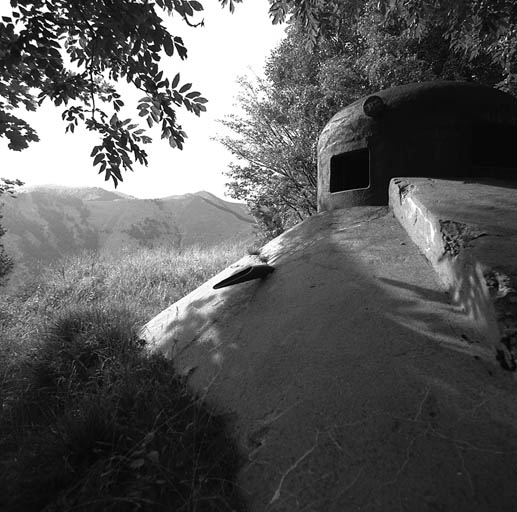 Bloc 3. Vue de situation prise en direction de Plan Caval. Au fond sommet et blockhaus de la Pointe des Trois Communes. Au premier plan, cloche GFM du bloc. ; Ouvrage d'infanterie de la Béole : Vue de situation prise en direction de Plan Caval. Au fond sommet et blockhaus de la Pointe des Trois Communes. 