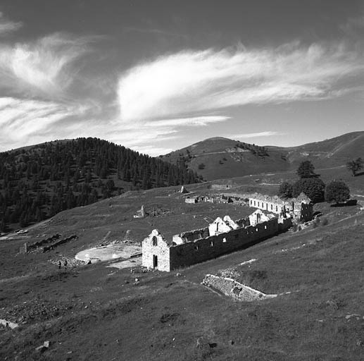 Dessus pris du bloc 5 vers le sud-ouest. Au premier plan, ruines de l'ancien casernement (de gauche à droite, bâtiments T6, 02, T5). Au fond, de gauche à droite, sommets et ouvrage de la Forca et Millefourches.