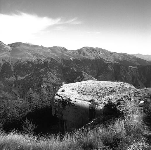 Dessus du bloc 4. Vue prise vers le nord-nord-est. Au pied, vallon du Cayros et, au fond, chaîne Cime du Diable, Escandail, Corne de Bouc.