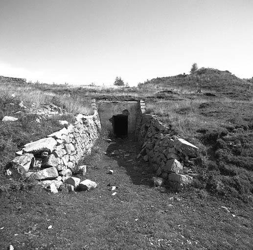Magasin de l'ancienne batterie. Au-dessus et à droite, épaulement des pièces.