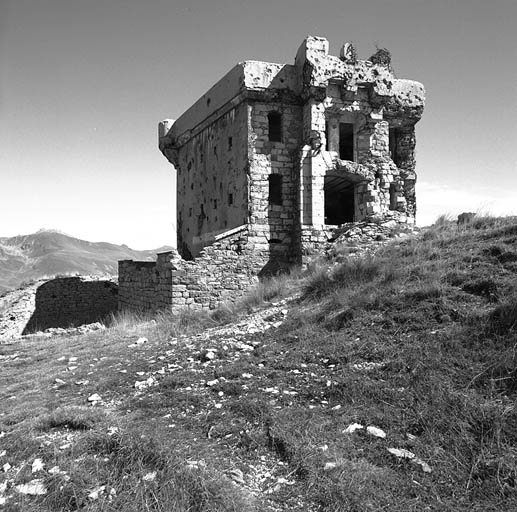 Vue arrière gauche, prise du sud-ouest.