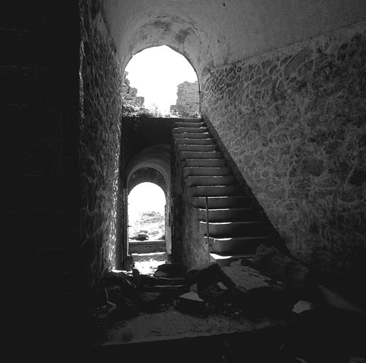 Vue intérieure prise dans l'axe du passage d'entrée. A droite, escalier montant vers les dessus.