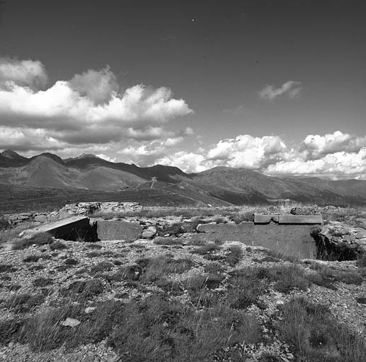 Vue prise des dessus vers le nord-est. Au centre, blockhaus de la pointe des Trois Communes.
