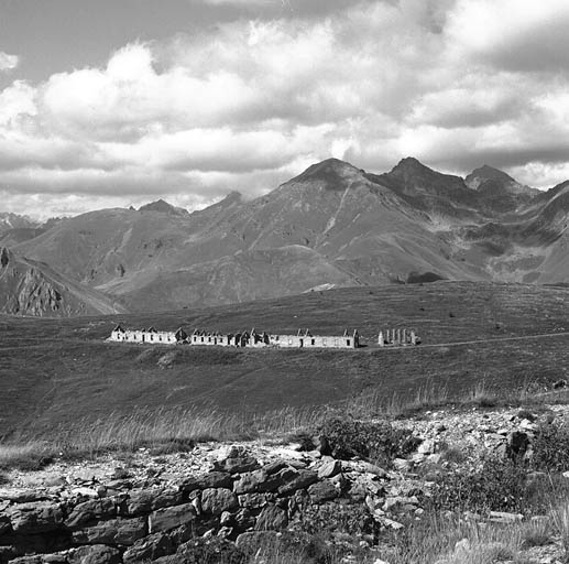 Casernement de la Tête de l'Authion. Vue générale prise de la Forca. De gauche à droite, bâtiments T3, 01, T4 et C1.