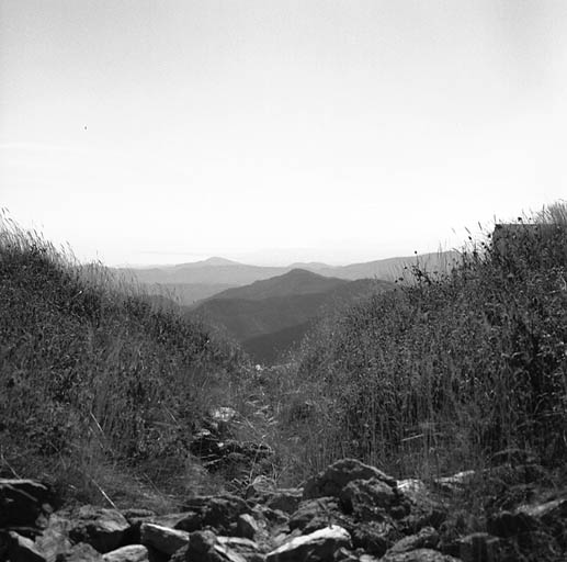Vue prise vers le sud-ouest, en direction de Nice. Entaille du parapet du rempart de gorge pour le passage du faisceau optique.