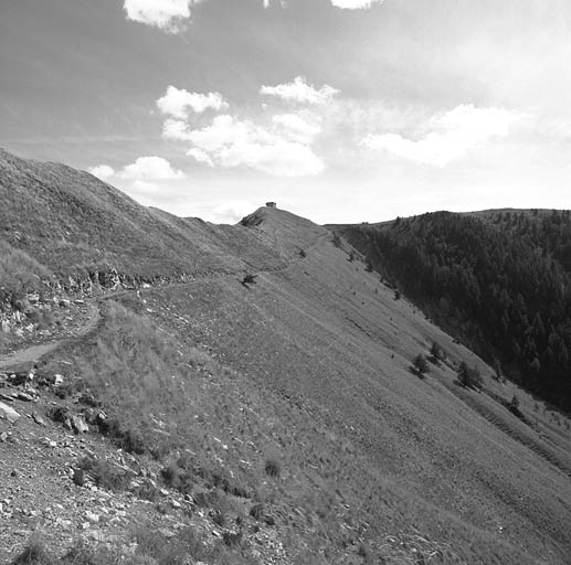 Crête de l'Ortighea et blockhaus de la Pointe des Trois Communes vus du nord, depuis le chemin de la Baisse de Saint-Véran.