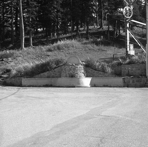 Col de Turini. Fontaine du col et stèle à la mémoire du commandant Wagner.