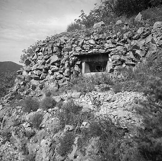 Casemate de mitrailleuse de droite. Vue rapprochée prise de l'avant.