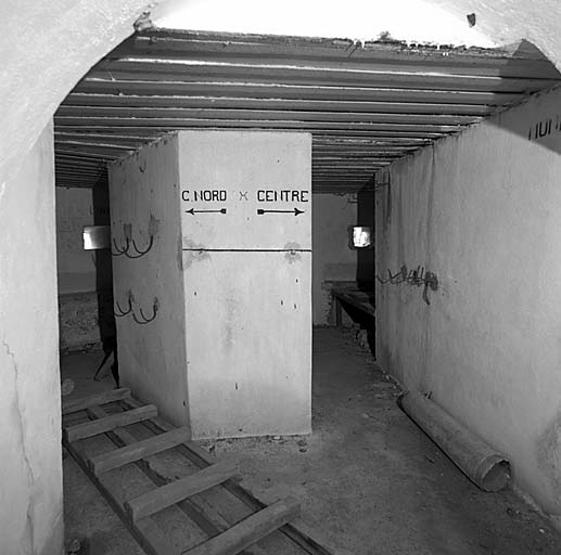 Intérieur du bloc-casemate double de mitrailleuse pris de l'arrière, depuis l'extrémité de la galerie centrale de l'ouvrage.