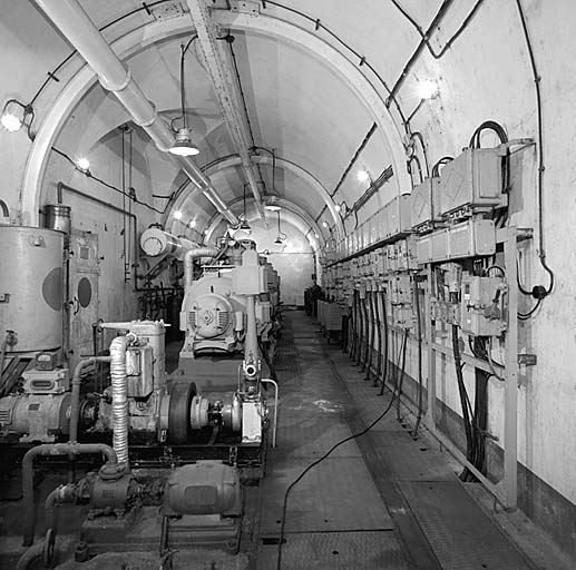 Centrale éléctrique. Vue générale prise de l'entrée. En avant, à gauche, groupe CLM auxiliaire.