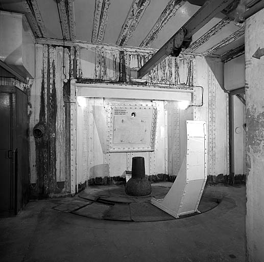 Bloc actif (B 4). Etage supérieur. Chambre de tir du canon obusier de 75 mle 29. Vue intérieure. Au sol, rotule d'embrasure de rechange de la pièce.