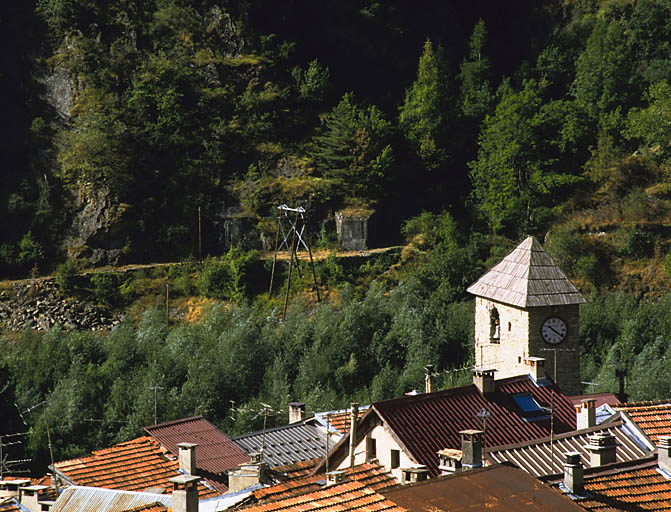 Ensemble du site vu du nord-est. Au premier plan, le village d'Isola. En arrière, le vallon du Louch. ; Isola, vue de situation du blockhaus.