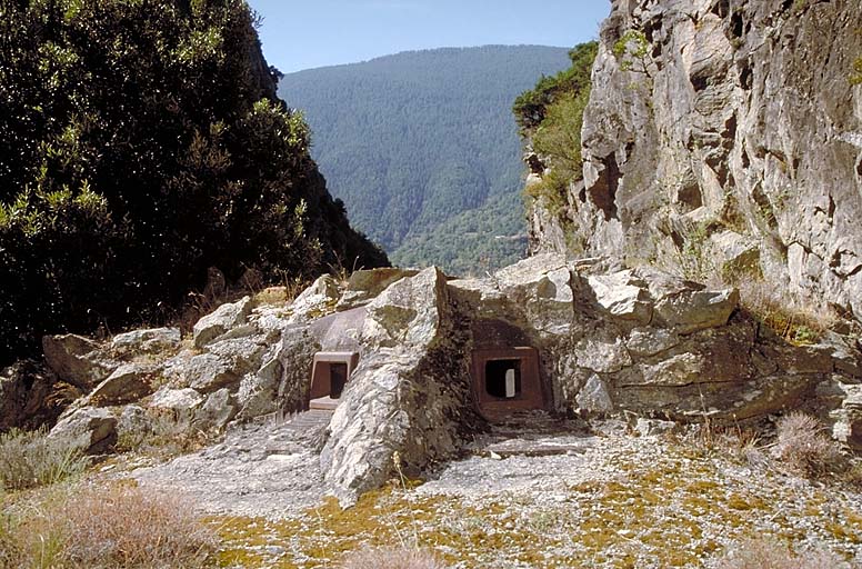 Vue rapprochée de la casemate cuirassée Pamart. ; Roure, ouvrage de Valabre principal. Vue rapprochée de la casemate cuirassée Pamart.