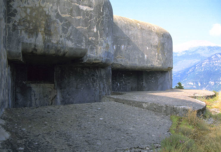 Bloc 1. Face nord-est. Etage supérieur. A gauche, mur en aile et créneau de JM de casemate.