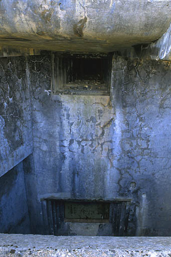 Bloc 1. Face nord-est. Vue rapprochée de la partie droite. En haut, créneau du JM de casemate. En dessous, embrasure de mortier de 81 de casemate.